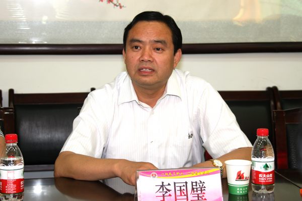 該礦黨委書(shū)記李國(guó)璧介紹工作情況 該礦黨委書(shū)記李國(guó)璧介紹工作情況