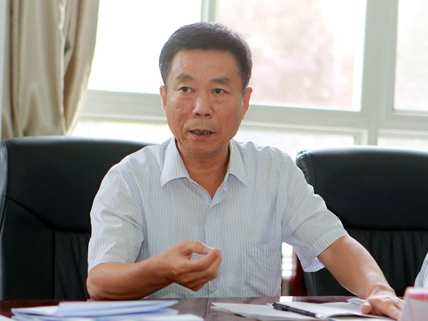 陜煤團(tuán)公司董事、副總經(jīng)理閔龍在會上講話