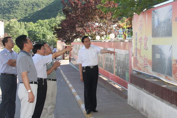 省國資委領(lǐng)導(dǎo)查看該礦井下質(zhì)量保準(zhǔn)化展示牌版