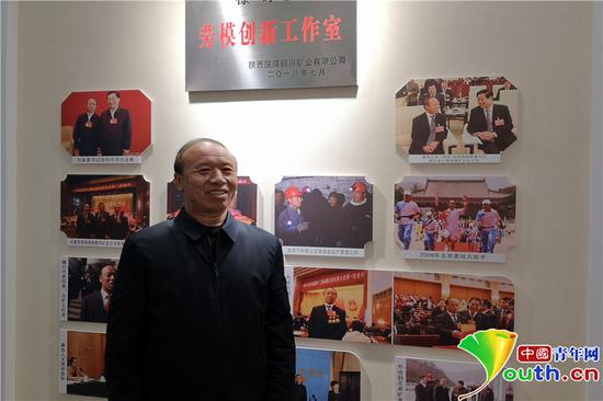 全國(guó)勞動(dòng)模范、銅川礦業(yè)公司下石節(jié)煤礦綜掘二隊(duì)黨支部書記徐群賢。閻夢(mèng)圓　攝