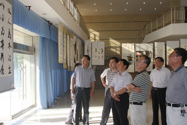 省國資委領(lǐng)導(dǎo)參觀該礦職工書畫展