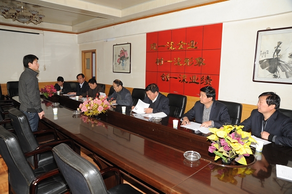 圖為面試組對(duì)競(jìng)聘職工進(jìn)行面試 圖為面試組對(duì)競(jìng)聘職工進(jìn)行面試