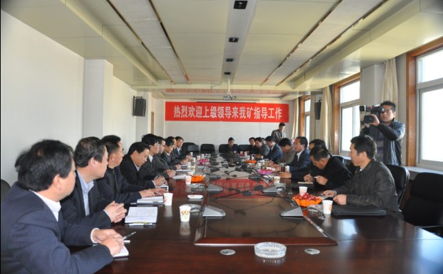 圖為印臺區(qū)政法委一行與玉華礦參會人員進(jìn)行座談 圖為印臺區(qū)政法委一行與玉華礦參會人員進(jìn)行座談