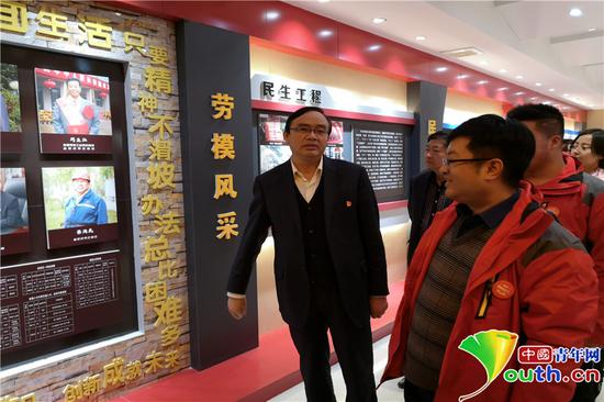 采風(fēng)團(tuán)成員參觀下石節(jié)煤礦。閻夢(mèng)圓　攝