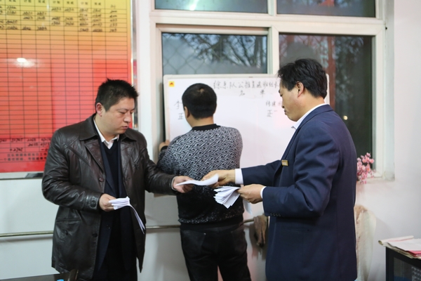 工作人員現(xiàn)場(chǎng)計(jì)票 工作人員現(xiàn)場(chǎng)計(jì)票